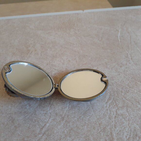 Vintage Enamel with Frog Compact - Picture 6 of 9